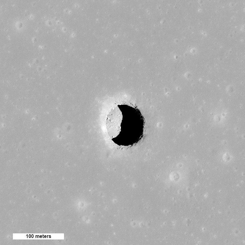 Povrch Měsíce je posetý stovkami jam jako tato, které možná vedou do jeskyní pod povrchem. Podle některých by tyto jeskyně ochránily budoucí základnu před všudypřítomnou radiací