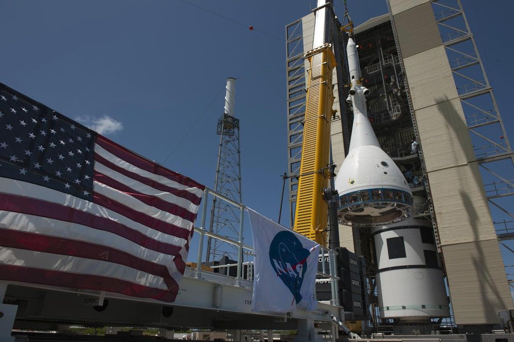 Vědecké bádání a testy jsou v plném proudu v Kennedyho vesmírném středisku na Floridě, kde se připravuje testovací let Orionu, který dopraví astronauty ke Gateway