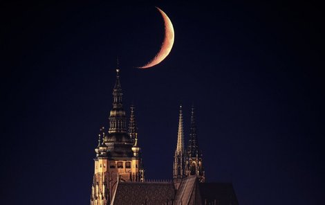 Srpek Měsíce vyfotila Petra Skůpová z Hlávkova mostu.