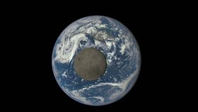 Snímky zachycují přechod Měsíce před Zemí.