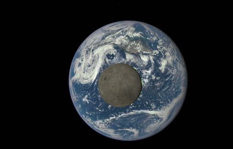 NASA zveřejnila unikátní záběry: Takhle vypadá odvrácená strana měsíce