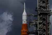 NASA opět odsouvá cestu na Měsíc: Raketu s modulem uzemnily technické problémy