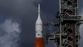 NASA opět odsouvá cestu na Měsíc: Raketu s modulem uzemnily technické problémy 