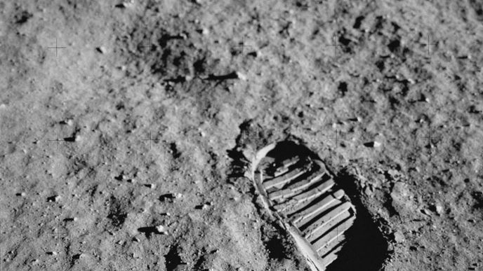 Slavná stopa v prachu, kterou na povrchu Měsíce zanechala mise Apollo 11