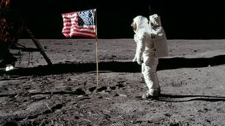 Šéf vesmírného programu Ruska tvrdí, že Američané nikdy na Měsíci nebyli. Důkaz o opaku má přitom na YouTube