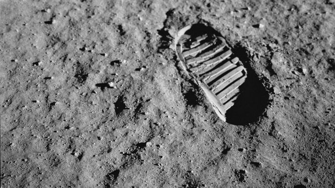 Slavná stopa v prachu, kterou na povrchu Měsíce zanechala mise Apollo 11 Slavná stopa v prachu, kterou na povrchu Měsíce zanechala mise Apollo 11