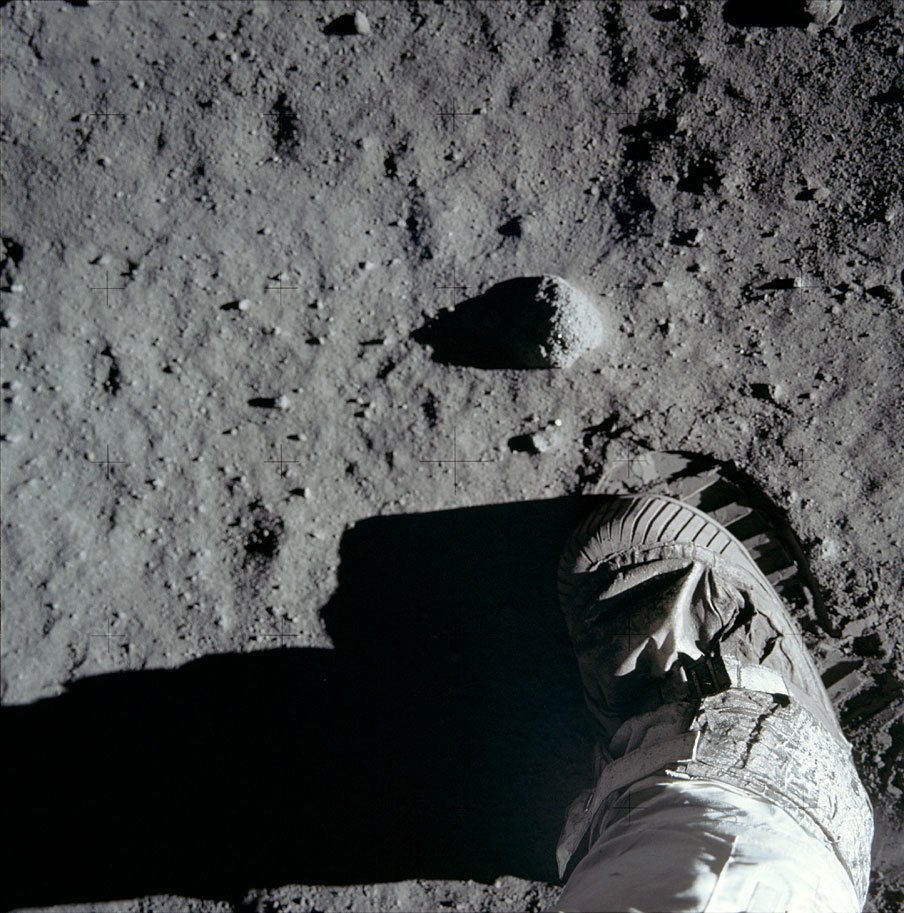 Mise Apollo 11 byla vyvrcholením celého programu. Dne 19. července 1969 Neil Armstrong a Buzz Aldrin přistáli na Měsíci a 20. července vystoupili na jeho povrch.