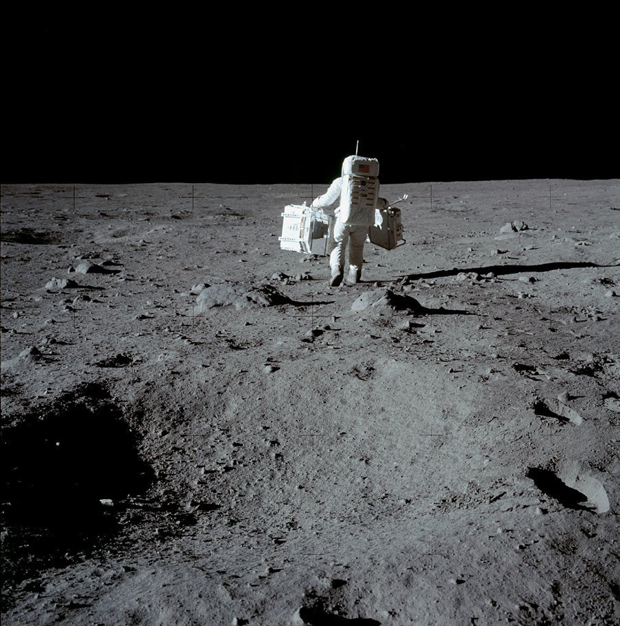 Mise Apollo 11 byla vyvrcholením celého programu. Dne 19. července 1969 Neil Armstrong a Buzz Aldrin přistáli na Měsíci a 20. července vystoupili na jeho povrch.