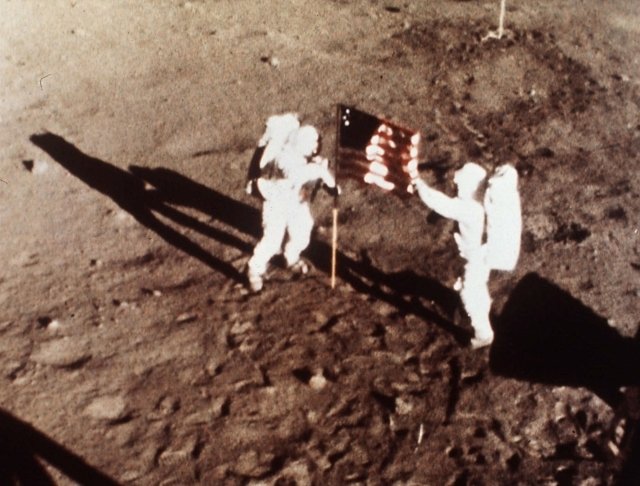 Původní snímek. Mise Apollo 11 byla vyvrcholením celého programu. Dne 19. července 1969 Neil Armstrong a Buzz Aldrin přistáli na Měsíci a 20. července vystoupili na jeho povrch.