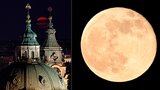 FOTO: Dechberoucí podívaná nad Prahou! Růžový měsíc zářil dvě noci, kdy uvidíme další superúplněk?