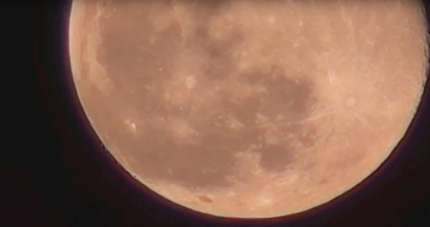 Záběry na Měsíc odhalily stovky neznámých předmětů.