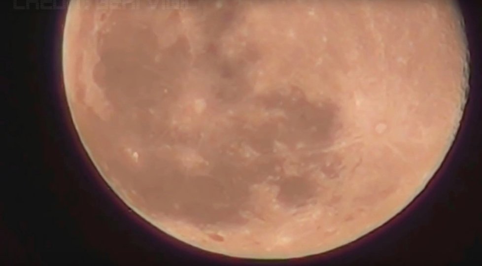 Video zachycuje neznámé předměty, které opouštějí povrch Měsíce.