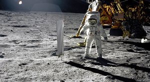 Záhadné fotografie 2: Viděl Armstrong na Měsíci mimozemšťany?