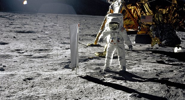 Záhadné fotografie 2: Viděl Armstrong na Měsíci mimozemšťany?