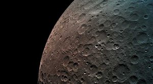 Zprávy z NASA: Na Měsíci je voda nejen ve stínu kráterů