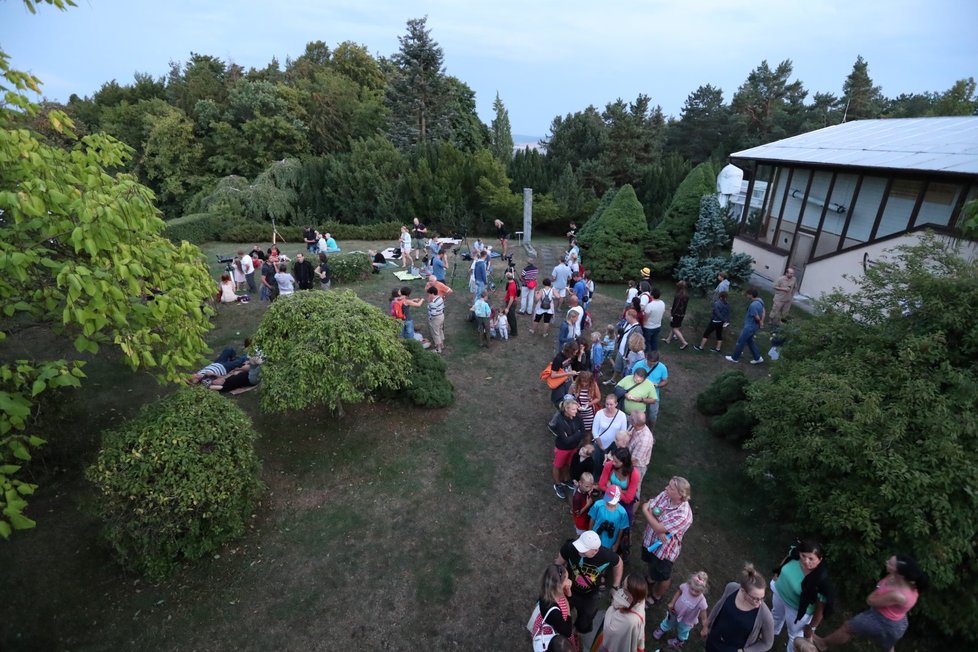 Česko sleduje zatmění Měsíce (27. 7. 2018)