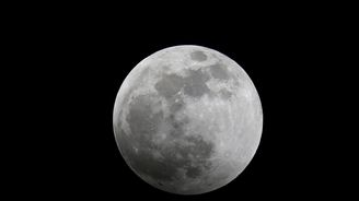 Na obou pólech Měsíce je led, potvrdili vědci z NASA Na obou pólech Měsíce je led, potvrdili vědci z NASA