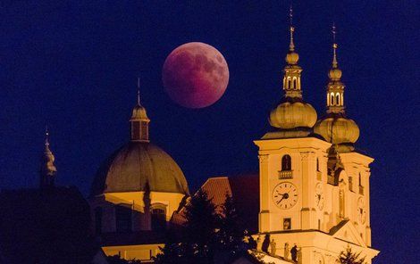 Měsíc během zatmění z oblohy nezmizel, měl jen červenohnědý nádech.