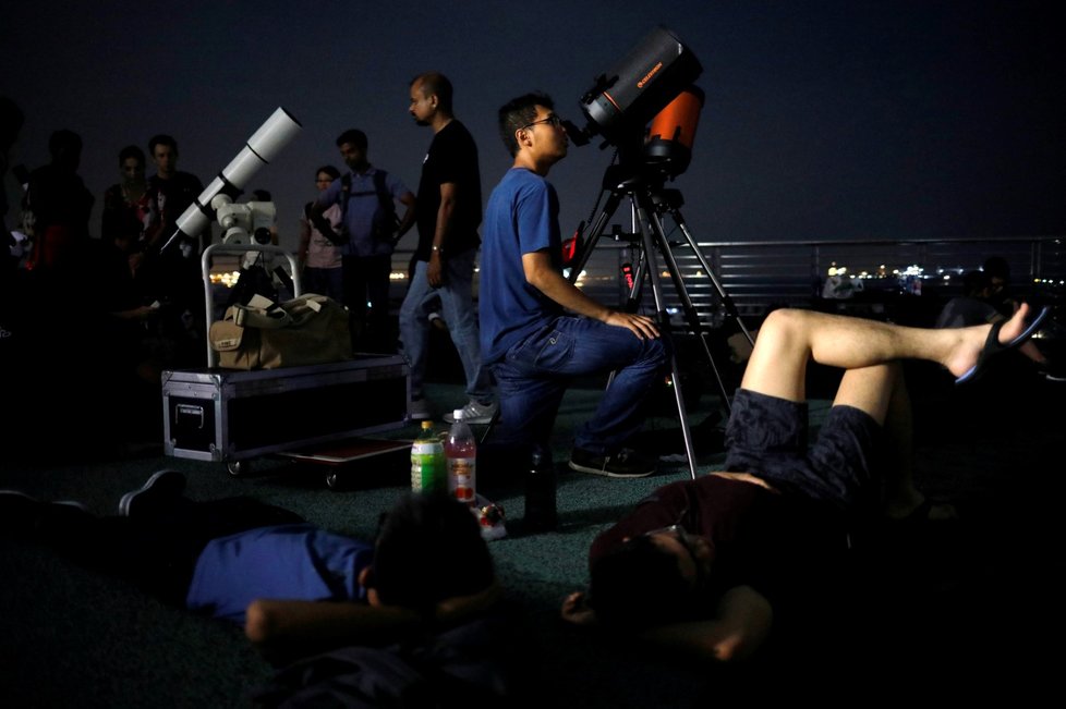 Lidé sledují zatmění Měsíce v Singapuru