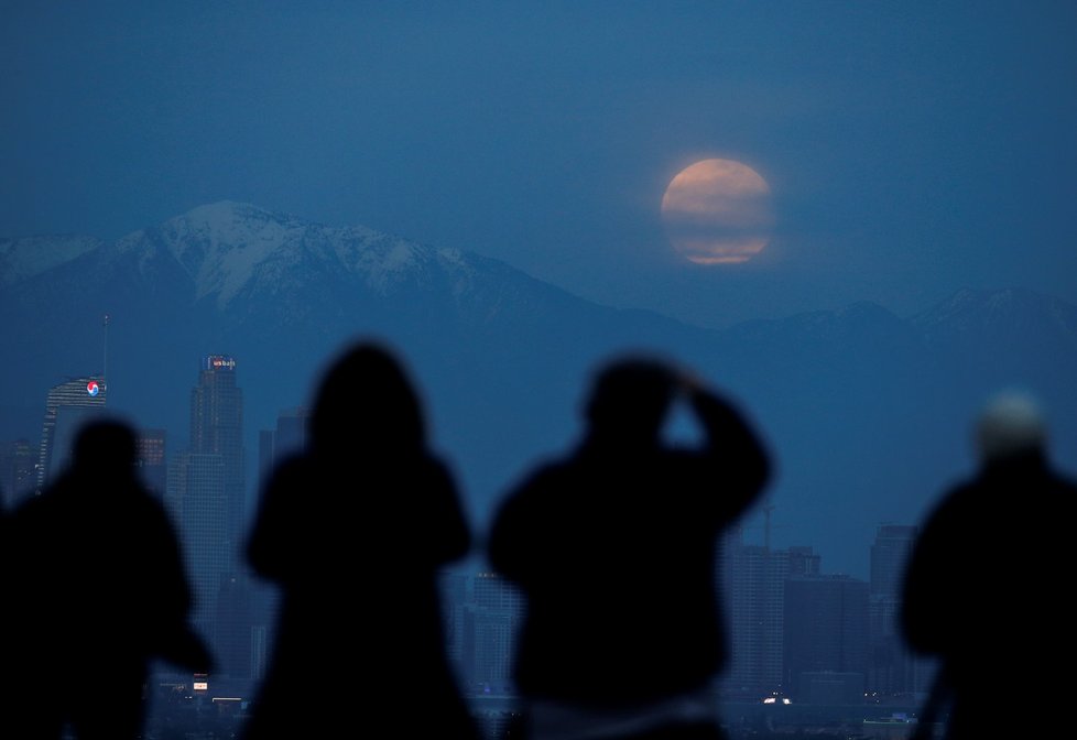 Zatmění měsíce sledovali i lidé v americkém městě Los Angeles (21.1.2019)