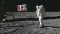 Astronaut Edwin „Buzz“ Aldrin pózuje u vlajky Spojených států, kterou s Neilem Armstrongem vztyčili na Měsíci. Při odletu však tlak motorů vlajku porazil.