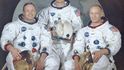 Posádka mise Apollo 11. Neil Armstrong, Michael Collins a Edwin „Buzz“ Aldrin (zleva) Posádka mise Apollo 11. Neil Armstrong, Michael Collins a Edwin „Buzz“ Aldrin (zleva)