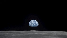 Země se při pohledu z povrchu Měsíce zdá maličká a křehká