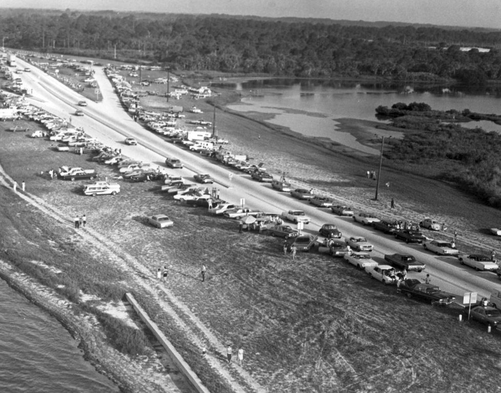 Lidé z celého světa se sjeli do Kennedyho vesmírného střediska na Floridě, aby byli svědky historické události startu Apolla 11. Mnozí museli na místě kempovat přes noc, aby si zajistili ta nejlepší místa.