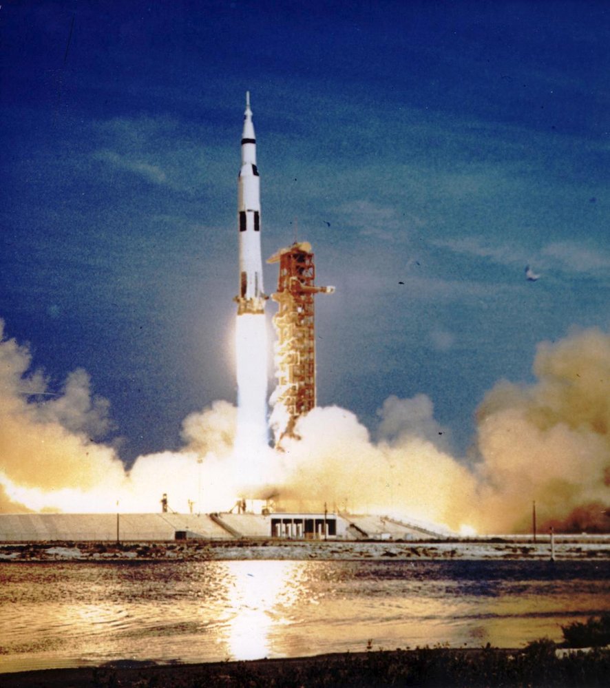Mise Apollo 11 startuje a celý svět zatají dech – doletí astronauti až na Měsíc? A podaří se jim bezpečně vrátit?