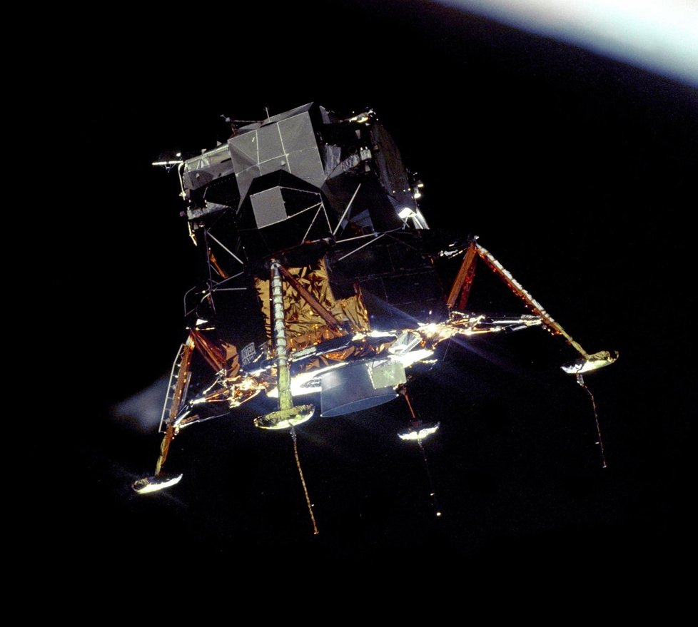 Lunární modul Apolla 11 při přistávání na Měsíci