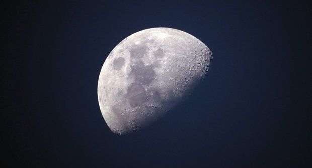 Vyhlídkový let nad Měsícem
