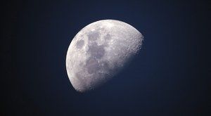 Vyhlídkový let nad Měsícem