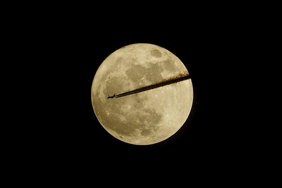 Letadlo letící před Měsícem...