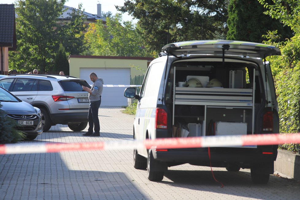 Policie našla v Měšicích čtyři mrtvá těla. Šetří to jako trojnásobnou vraždu a sebevraždu. (26. 9. 2022)