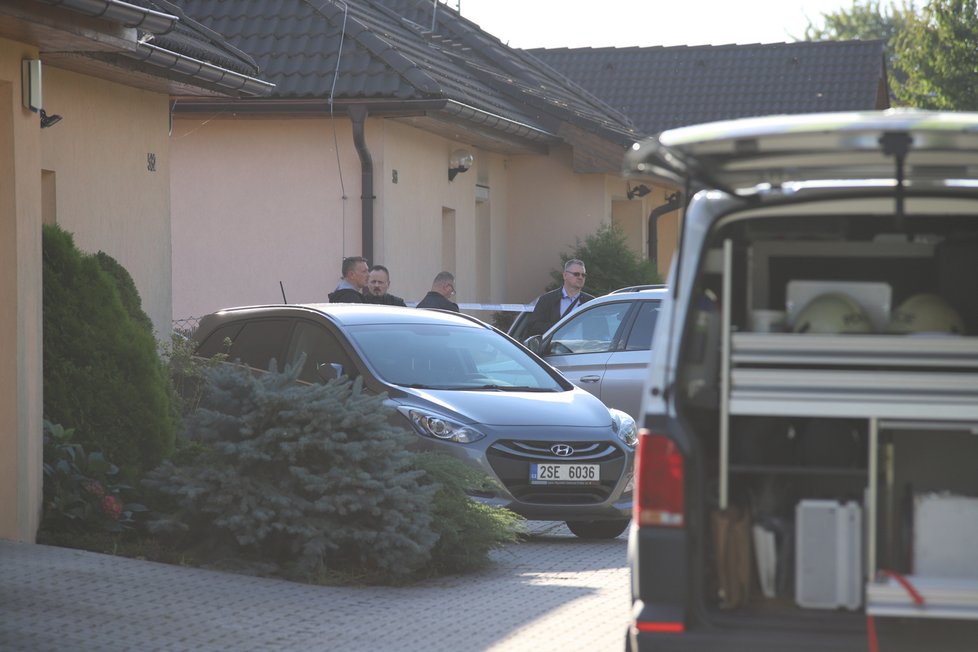 V rodinném domě v Měšicích u Prahy byla nalezena čtyři mrtvá těla.