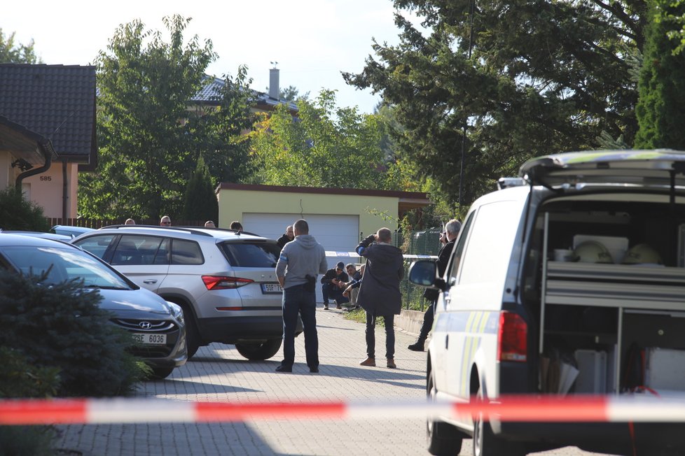 V rodinném domě v Měšicích u Prahy byla nalezena čtyři mrtvá těla.
