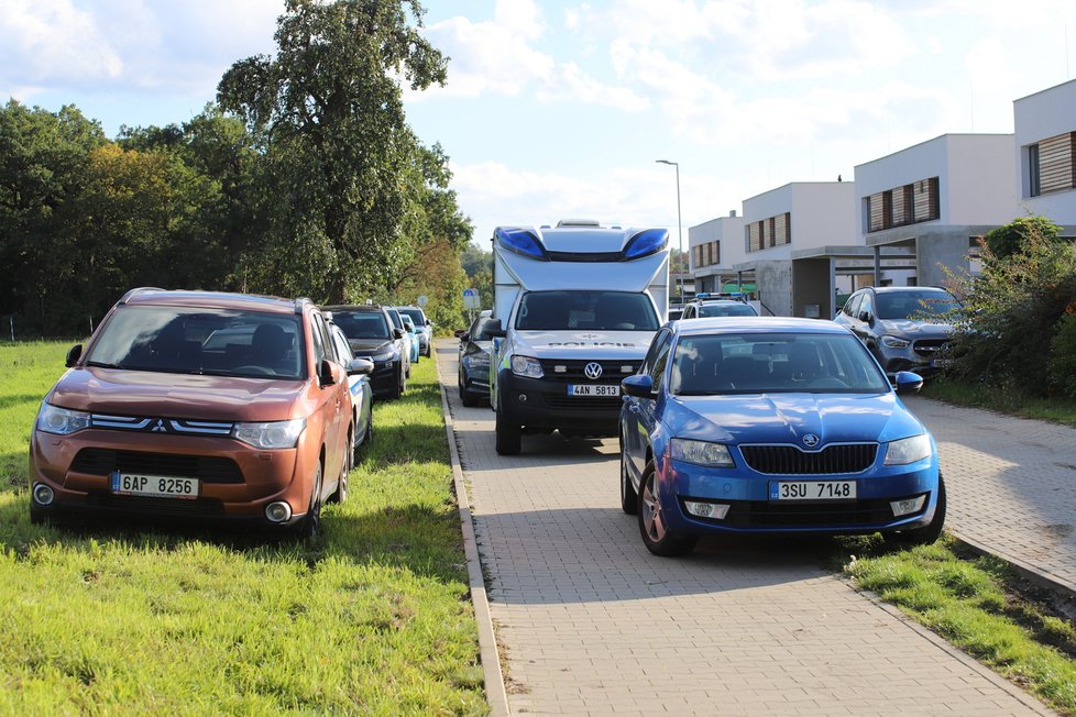 Policie našla v Měšicích čtyři mrtvá těla. Šetří to jako trojnásobnou vraždu a sebevraždu. (26. 9. 2022)