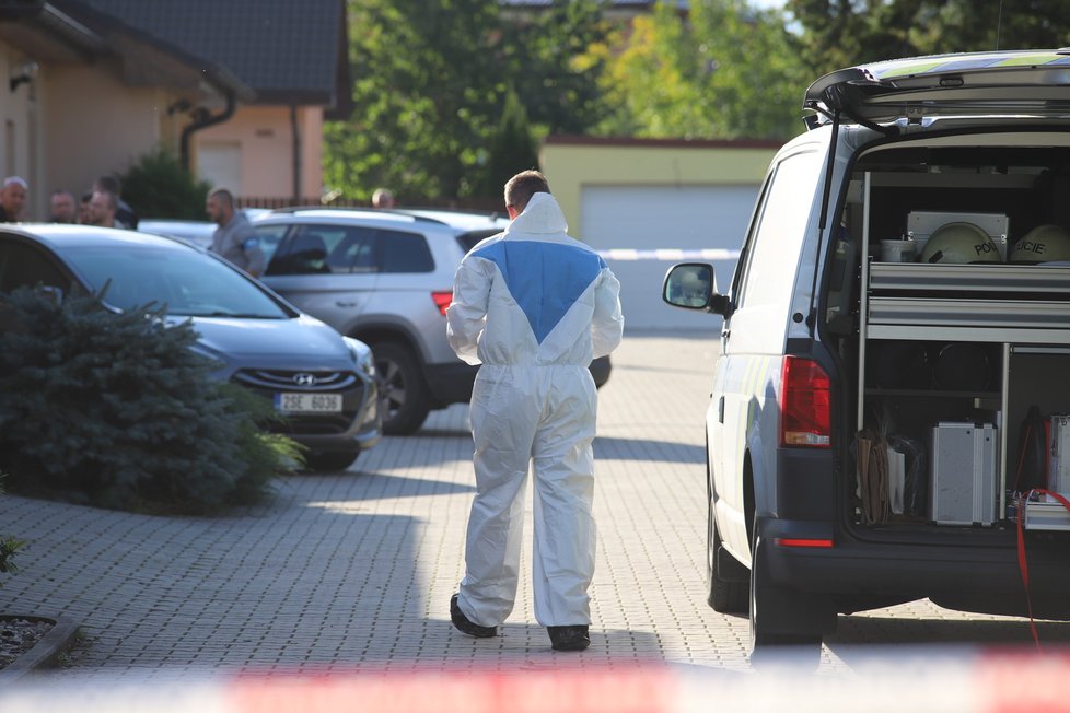 Policie našla v Měšicích čtyři mrtvá těla. Šetří to jako trojnásobnou vraždu a sebevraždu. (26. 9. 2022)