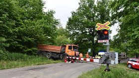 V Měšicích u Prahy se srazilo na přejezdu nákladní auto s vlakem.