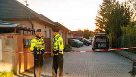 Policie našla v Měšicích čtyři mrtvá těla. Šetří to jako trojnásobnou vraždu a sebevraždu (26. 9. 2022).