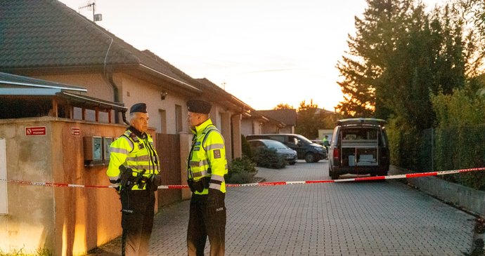 Policie našla v Měšicích čtyři mrtvá těla. Šetří to jako trojnásobnou vraždu a sebevraždu (26. 9. 2022).