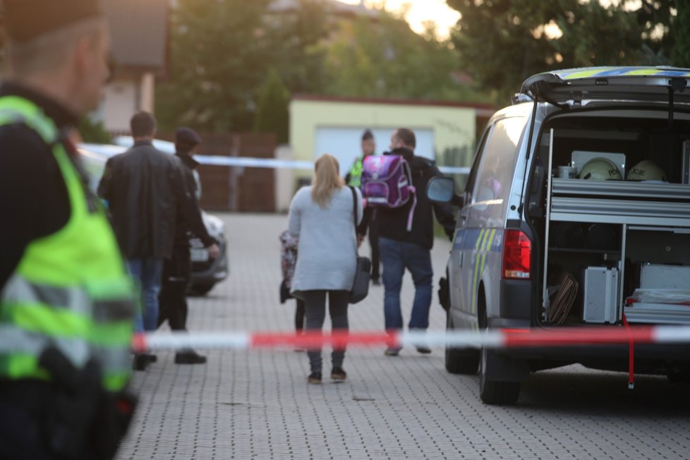 Policie našla v Měšicích čtyři mrtvá těla. Šetří to jako trojnásobnou vraždu a sebevraždu (26. 9. 2022).