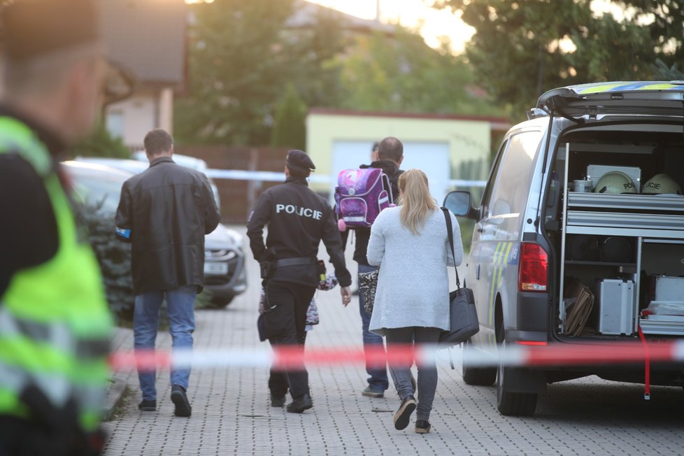 Policie našla v Měšicích čtyři mrtvá těla. Šetří to jako trojnásobnou vraždu a sebevraždu. (26. 9. 2022)
