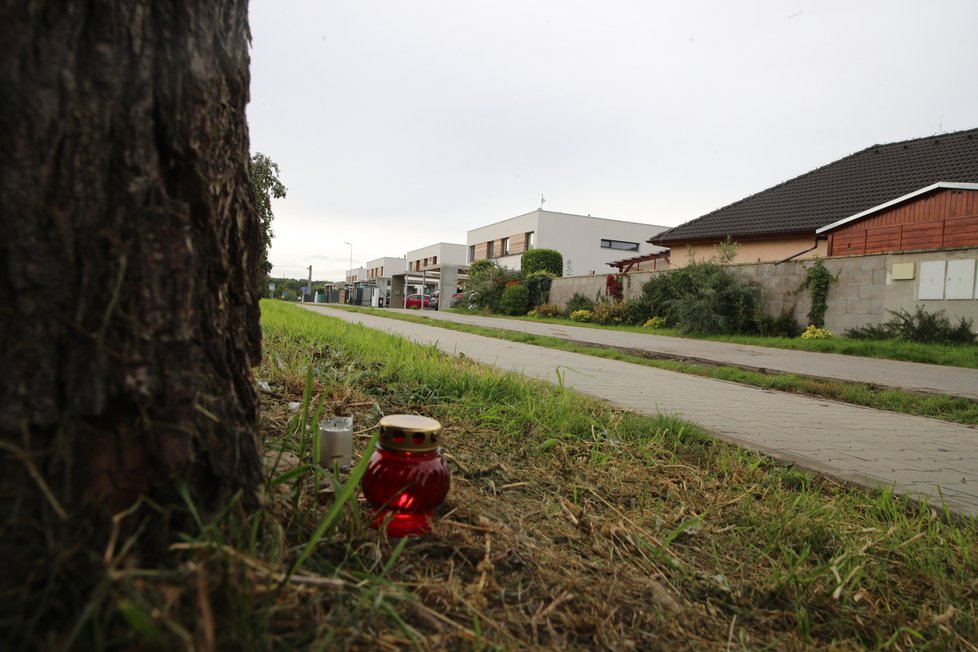 Policie našla v Měšicích čtyři mrtvá těla. Šetří to jako trojnásobnou vraždu a sebevraždu. (26. 9. 2022)