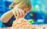 Nová zábava, kterou děti milují: vyrobte si s nimi měsíční písek