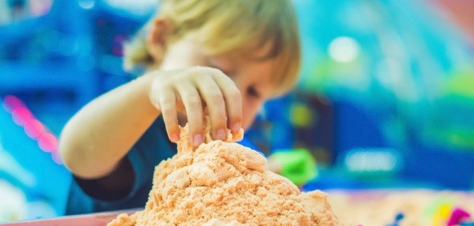 Nová zábava, kterou děti milují: vyrobte si s nimi měsíční písek