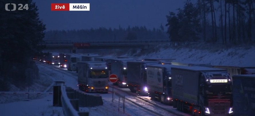 Sníh komplikoval dopravu na dálnici D1. Kamiony na Vysočině ve směru na Prahu vytvořily několikakilometrovou kolonu.
