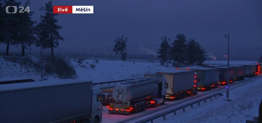 Sníh komplikoval dopravu na dálnici D1. Kamiony na Vysočině ve směru na Prahu vytvořily několikakilometrovou kolonu.