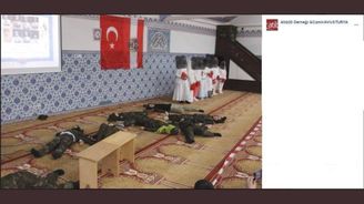 Děti v uniformách hrají islámské bojovníky. Turecké mešity v Německu a Rakousku oslavují radikalismus