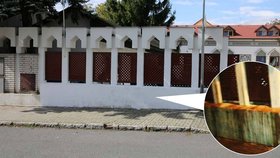 Pražští muslimové se stali terčem útoku! Zídku plotu hlavní mešity na Černém Mostě polil neznámý útočník čtyřmi litry prasečí krve a na vrata nalepil nápis »Stop islamizaci «.